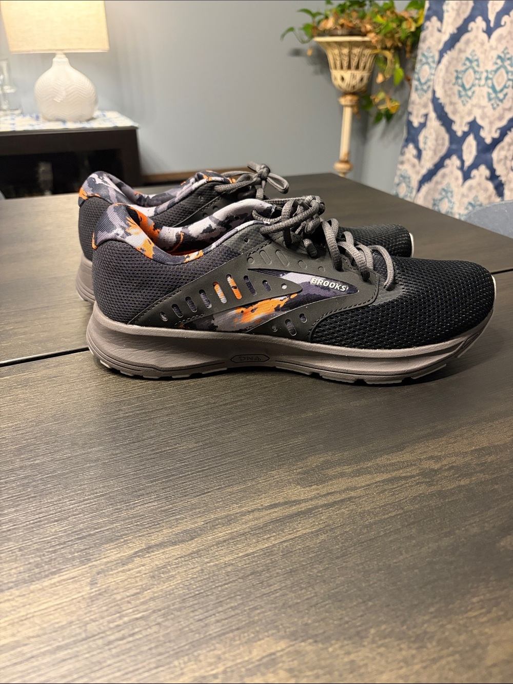 Like New Brooks Range 2 Men’s Running Shoes Size 9.5 D Black Orange Camo